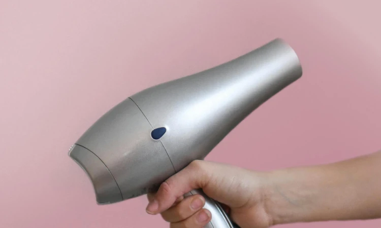 Hair dryer untuk mengeringkan pakaian, Sumber: pexels.com