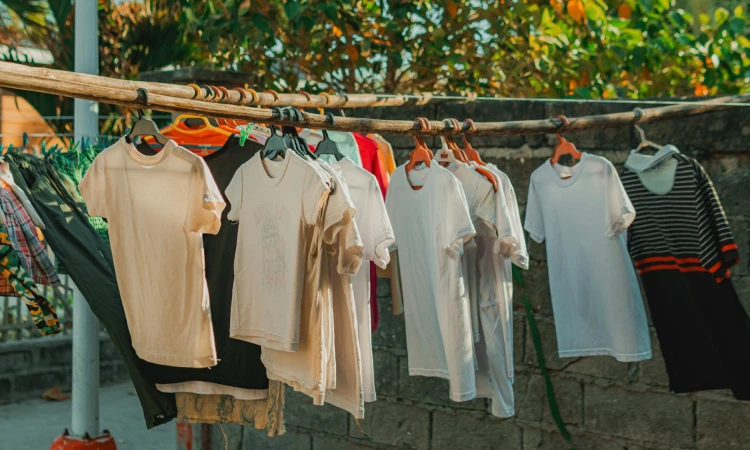 Jemur pakaian di bawah sinar matahari, Sumber: pexels.com