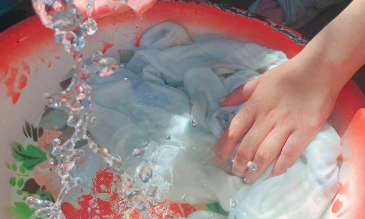 Mencuci kaos sablon, Sumber: pexels.com