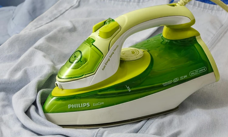 Menggunakan setrika, Sumber: pexels.com