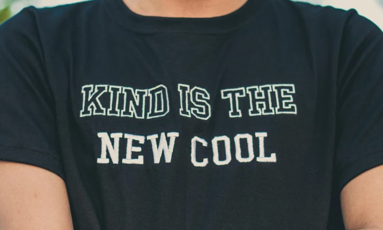 Merawat kaos sablon yang rusak, Sumber: pexels.com