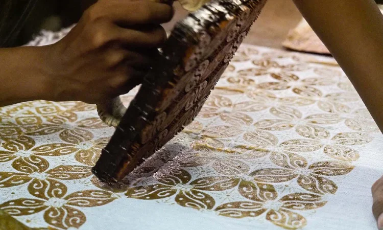 Batik cap, Sumber: dalstonmillfabrics.co.uk