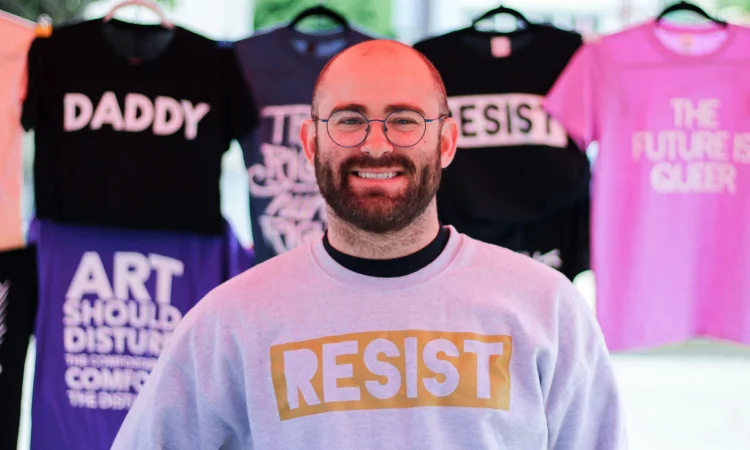 Desain kaos dengan seniman, Sumber: pexels.com