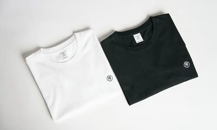Desain kaos minimalis dengan logo, Sumber: pexels.com